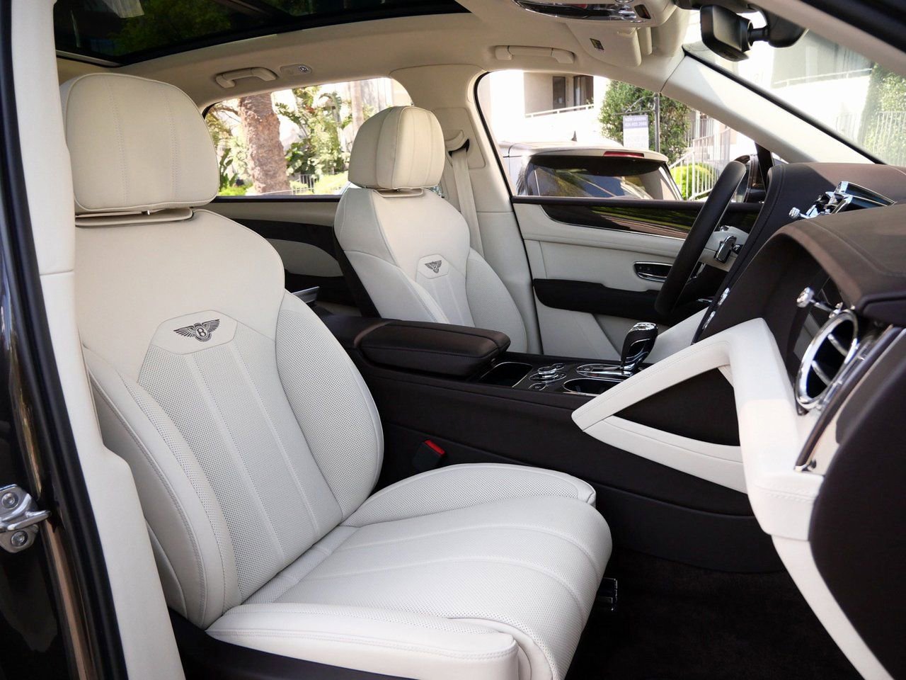 Used 2025 Bentley Bentayga Extended Wheelbase image 20