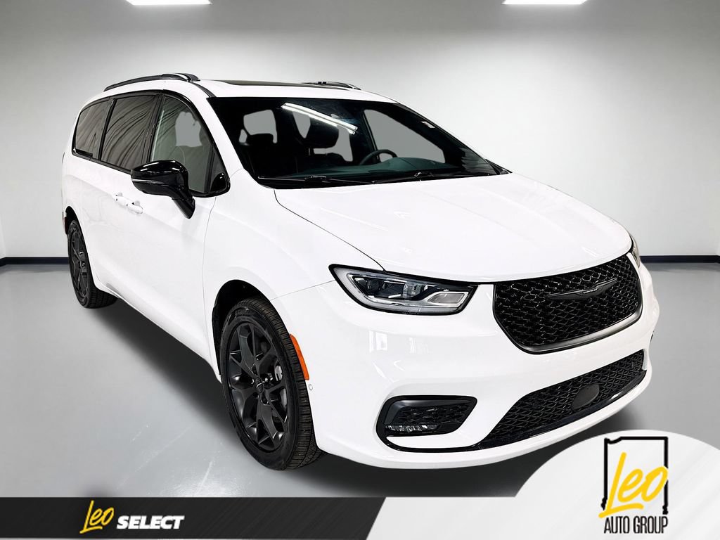 Used 2023 Chrysler Pacifica Limited w/ Uconnect Theater Family Group AWD/4WD image 5
