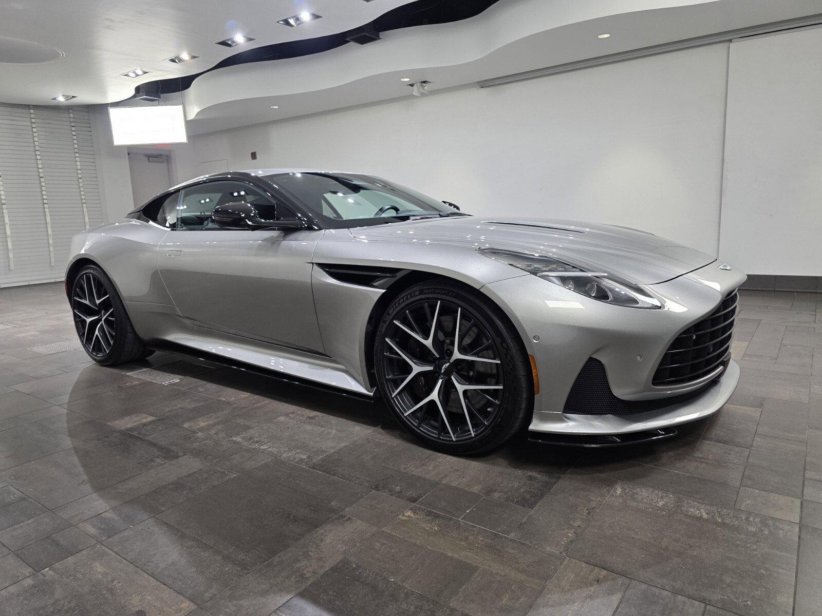 Used 2024 Aston Martin DB12 Coupe RWD image 1
