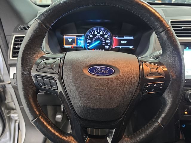 Used 2017 Ford Explorer XLT w/ Equipment Group 202A AWD/4WD image 13