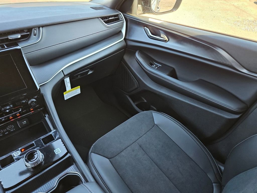 New 2025 Jeep Grand Cherokee Altitude image 14