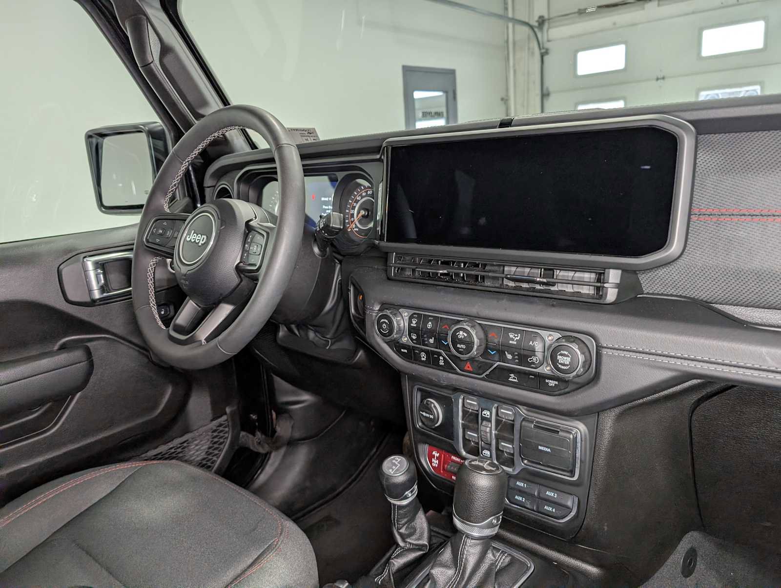 Used 2025 Jeep Wrangler Unlimited Rubicon w/ Convenience Group AWD/4WD image 41
