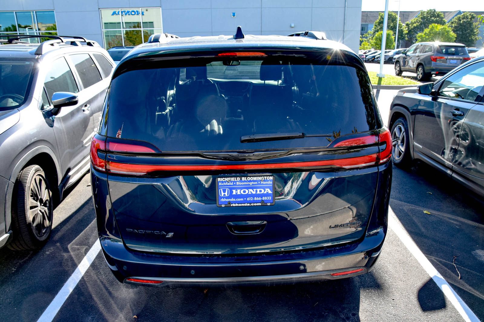 Used 2025 Chrysler Pacifica Limited FWD image 16