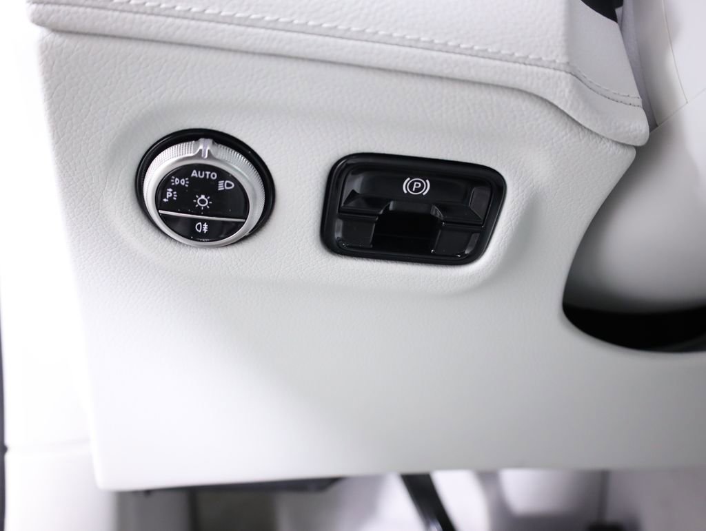 Used 2026 Mercedes-Benz EQE 320 4MATIC SUV image 12