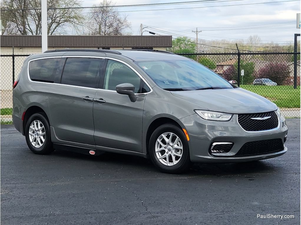 Used 2022 Chrysler Pacifica Touring-L FWD image 9