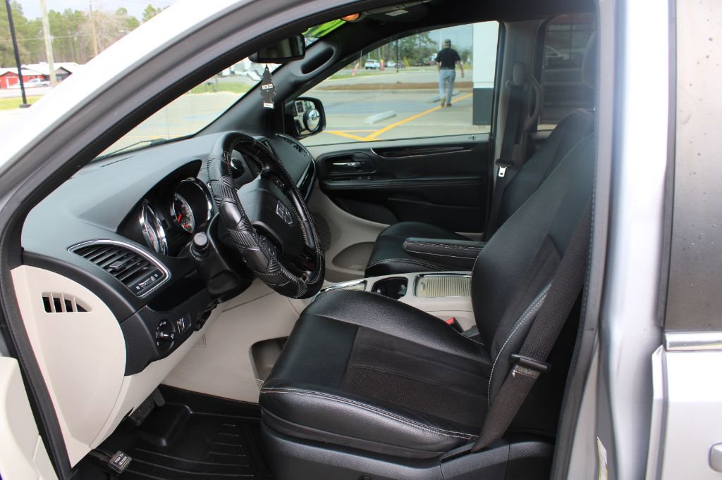 Used 2020 Dodge Grand Caravan SXT image 6