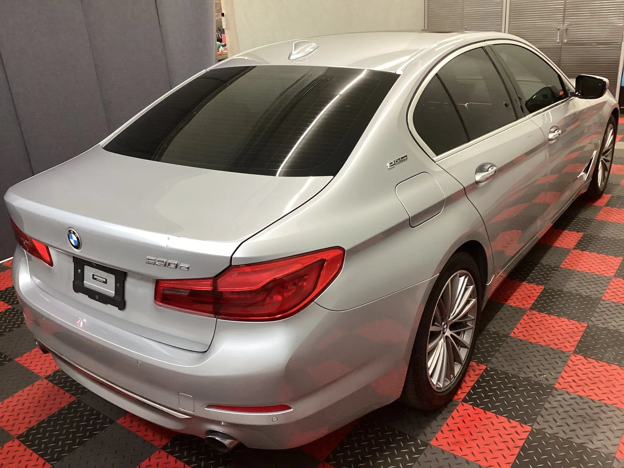 Used 2018 BMW 530e xDrive w/ Premium Package 2 AWD/4WD image 3