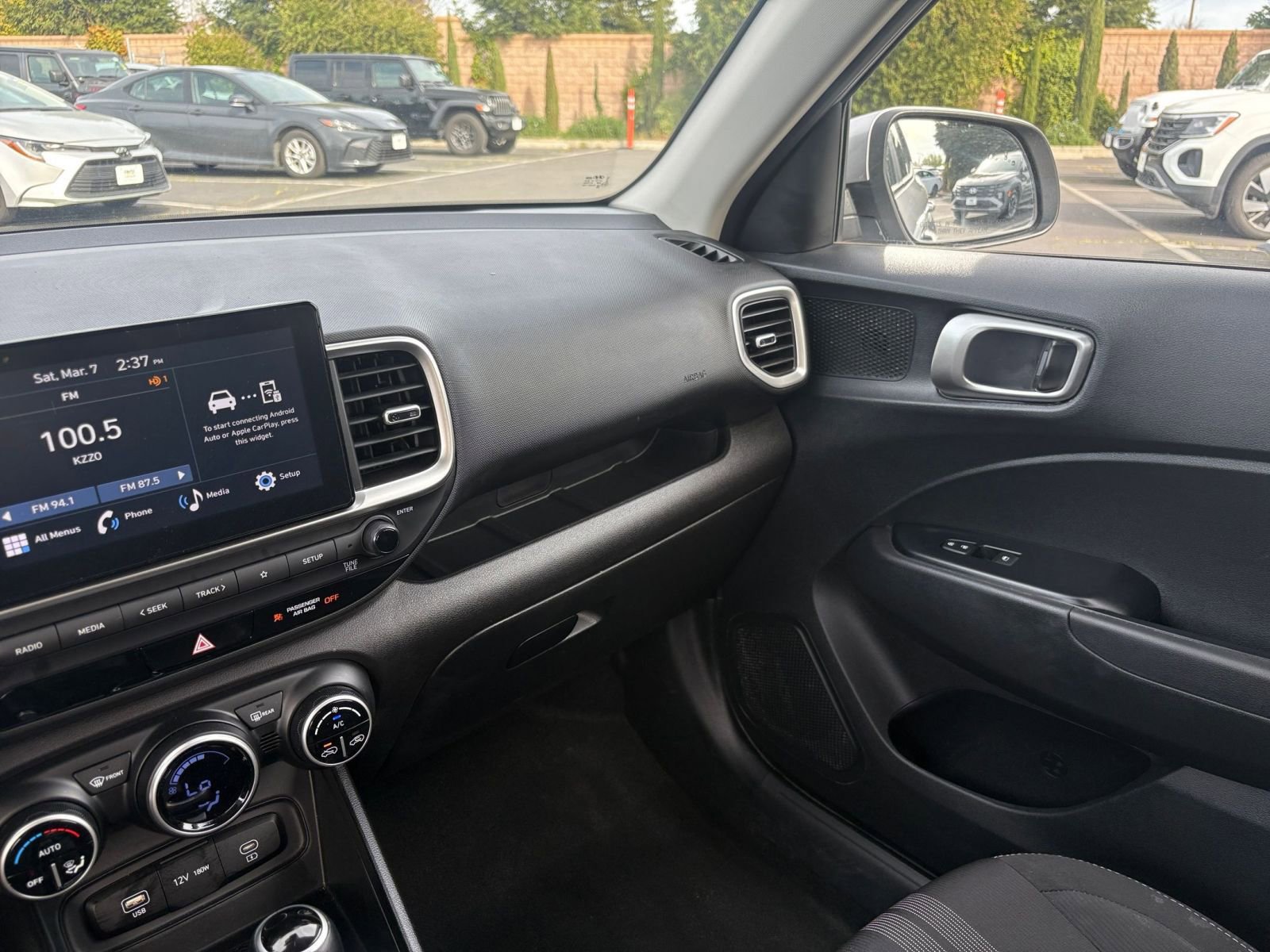 Used 2025 Hyundai Venue SEL image 35