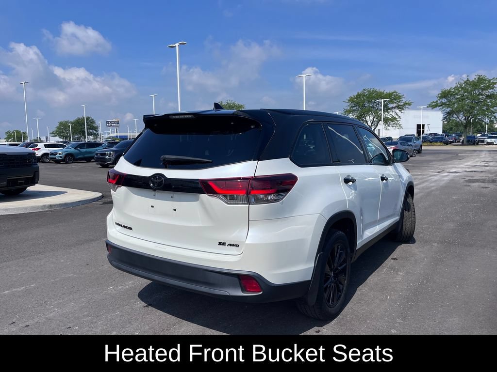 Used 2019 Toyota Highlander SE w/ Nightshade Edition AWD/4WD image 3