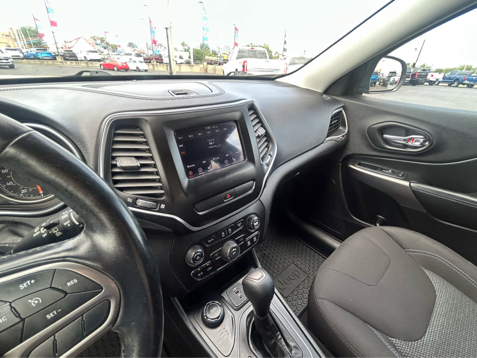 Used 2020 Jeep Cherokee Latitude w/ Cold Weather Group AWD/4WD image 24