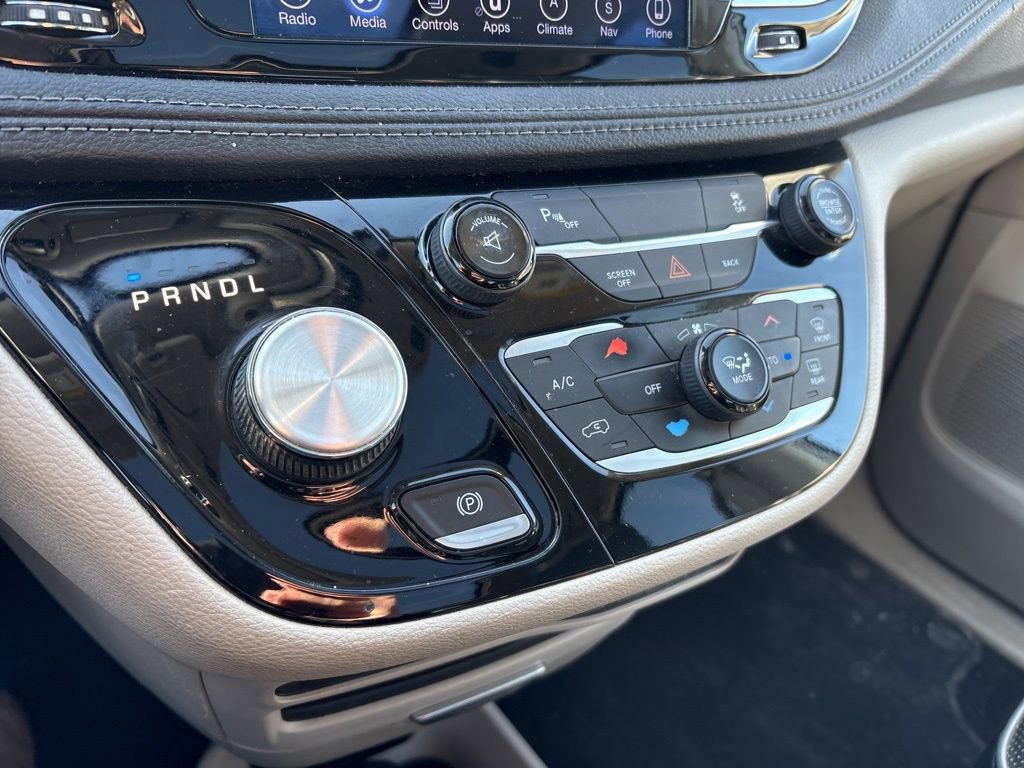 Used 2017 Chrysler Pacifica Limited w/ Tire & Wheel Group image 26