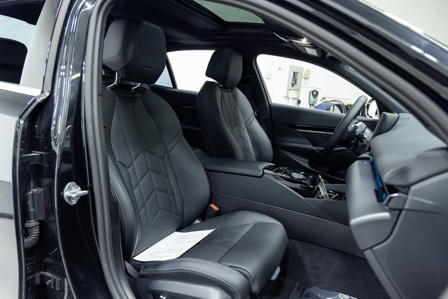 Certified 2025 BMW 530i image 25