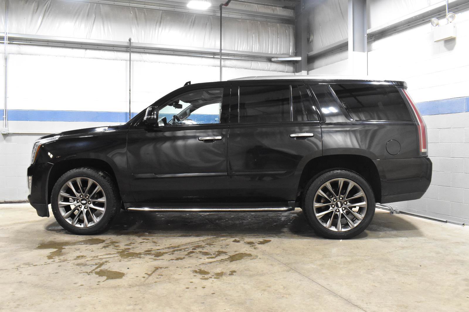 Used 2020 Cadillac Escalade Premium Luxury w/ Escalade Sport Edition AWD/4WD image 25