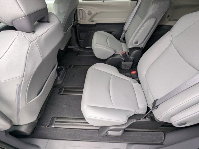 Used 2024 Toyota Sienna XLE FWD image 17