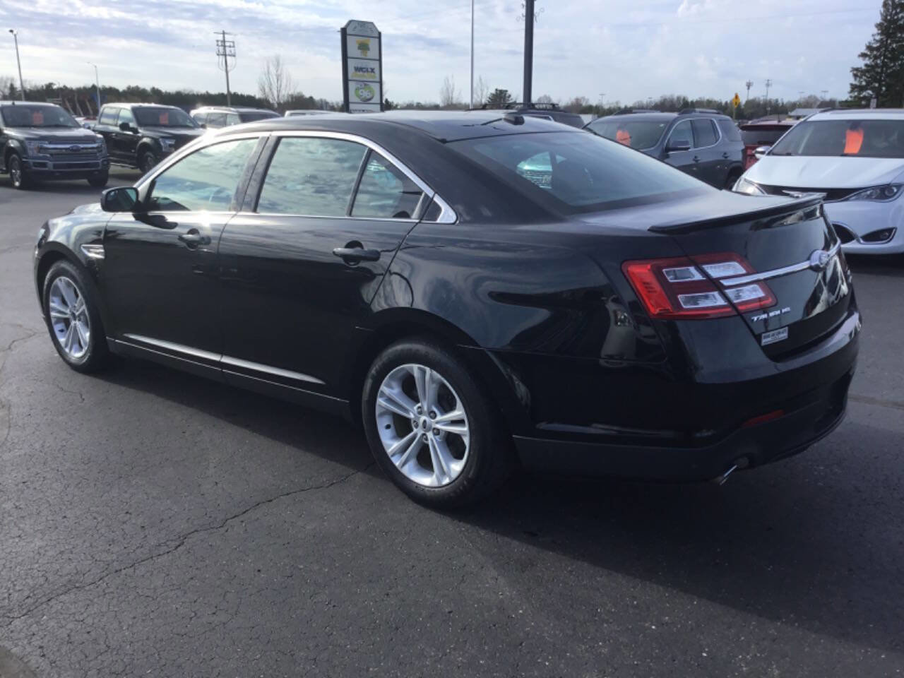 Used 2016 Ford Taurus SEL image 3