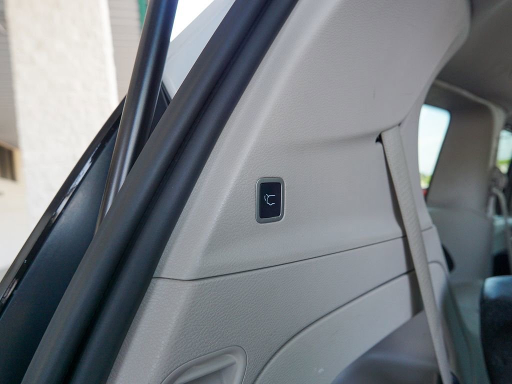 Used 2023 Chrysler Pacifica Touring-L FWD image 10