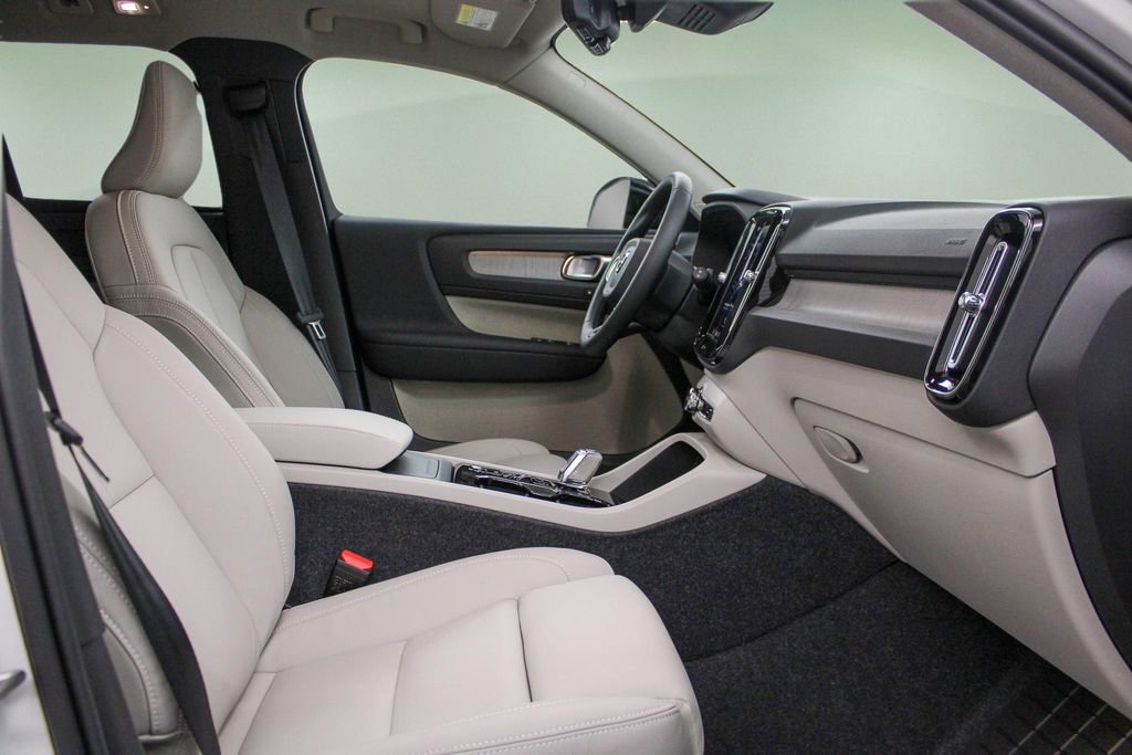 New 2026 Volvo XC40 B4 Plus w/ Protection Package Premier FWD image 13