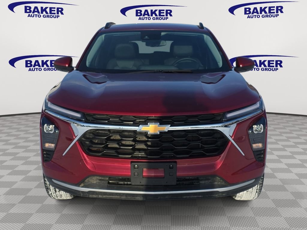 Used 2025 Chevrolet Trax LT w/ LT Convenience Package image 2