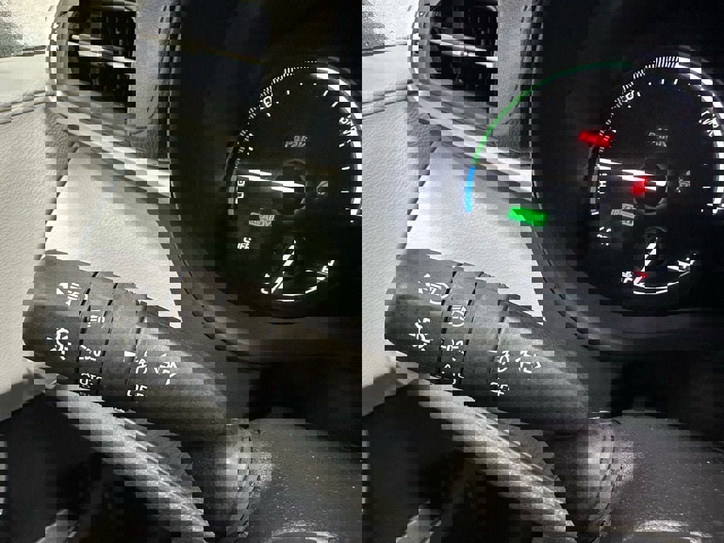 Used 2025 Toyota Sienna XLE image 21