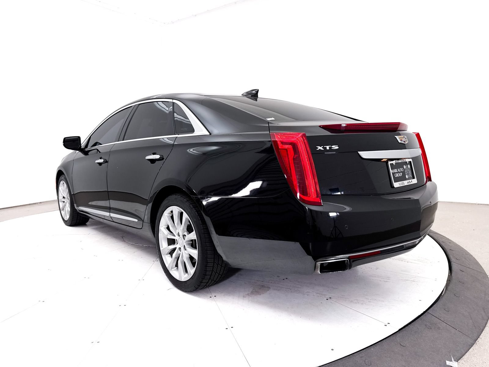 Used 2017 Cadillac XTS Luxury FWD image 2
