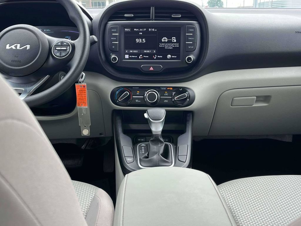 Used 2025 Kia Soul LX w/ LX Technology Package FWD image 3