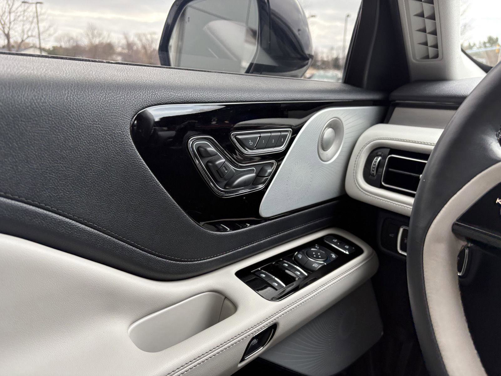 Used 2025 Lincoln Aviator Reserve w/ Equipment Group 201A image 13