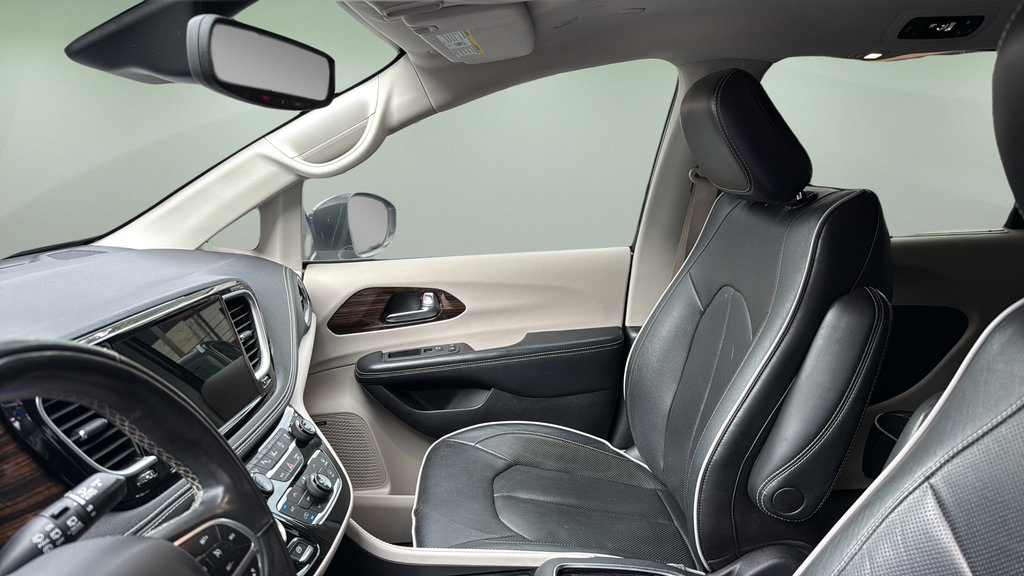 Used 2022 Chrysler Pacifica Limited FWD image 13