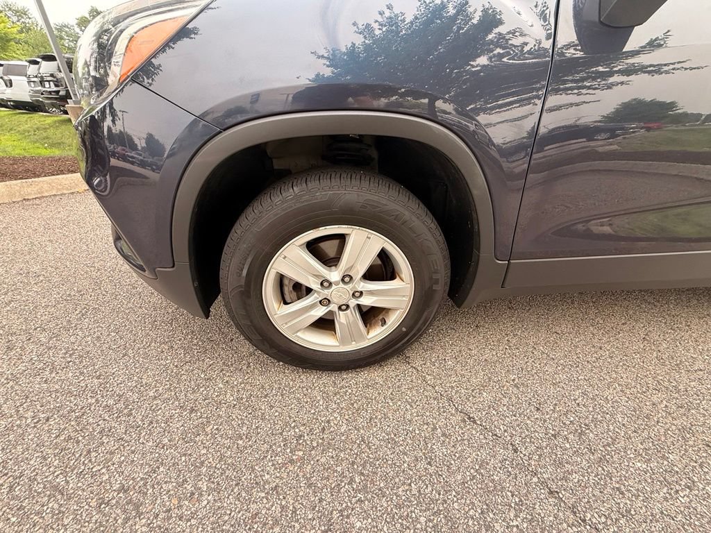 Used 2019 Chevrolet Trax LS w/ Tint and Cruise Package AWD/4WD image 29