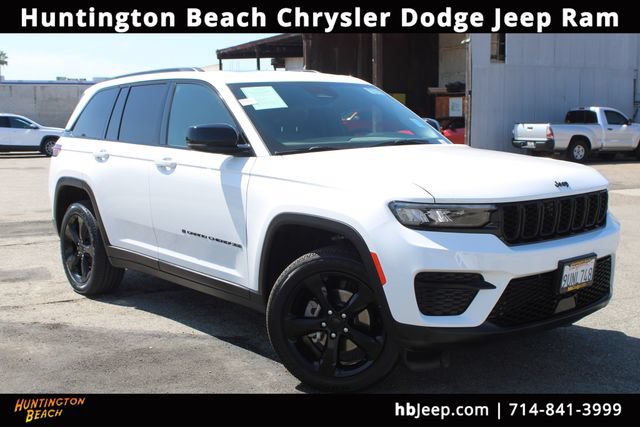 Used 2025 Jeep Grand Cherokee Altitude RWD image 1