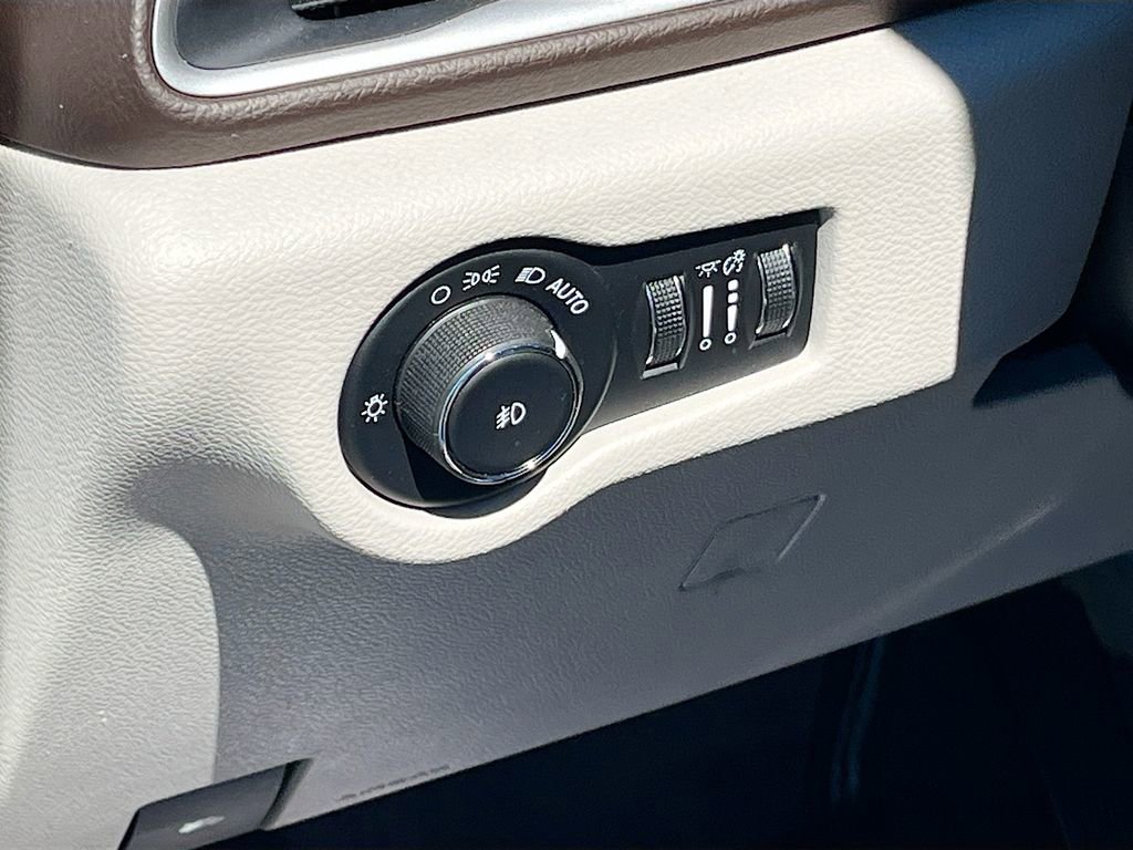 Used 2017 Chrysler Pacifica Touring-L image 10