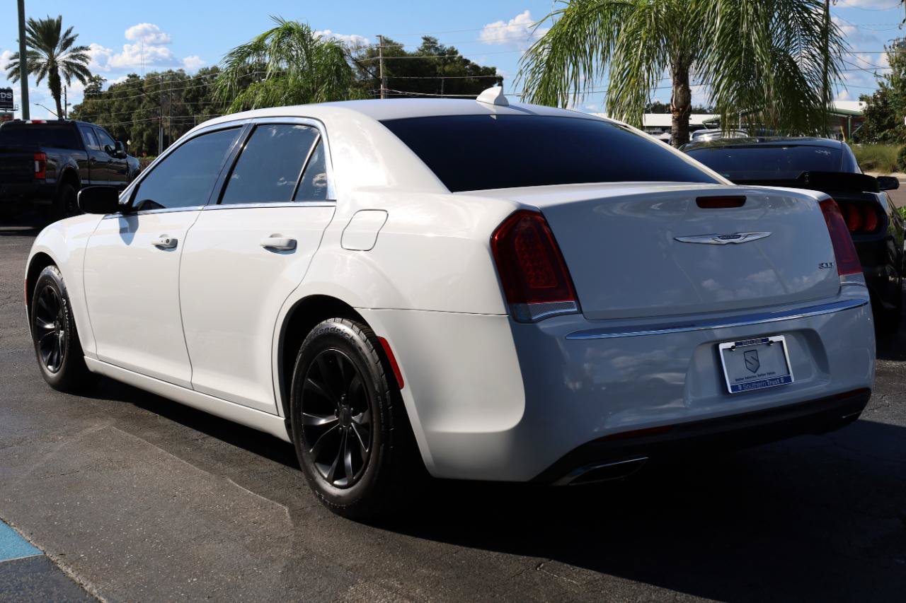 Used 2015 Chrysler 300 Limited RWD image 3