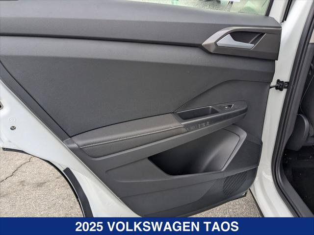 New 2025 Volkswagen Taos SE FWD image 17