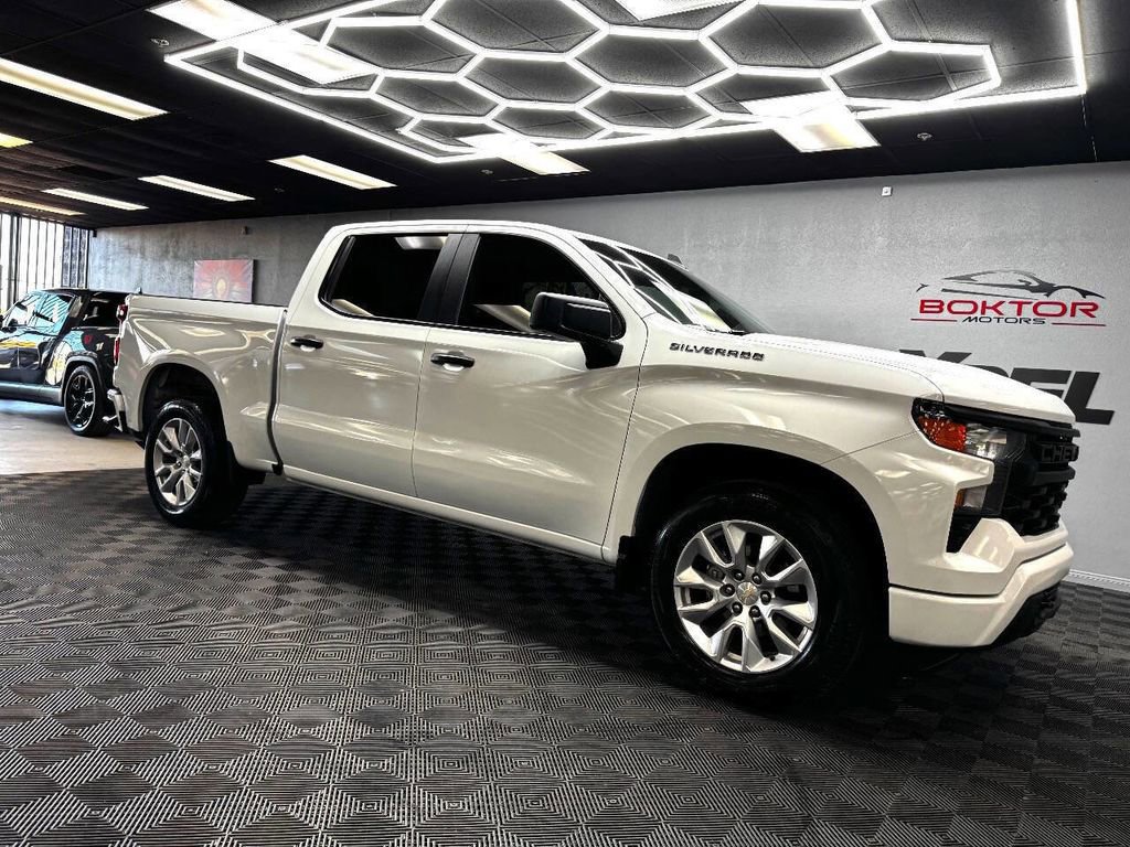 Used 2023 Chevrolet Silverado 1500 Custom image 2
