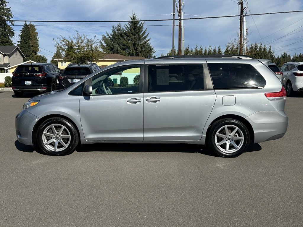 Used 2014 Toyota Sienna XLE image 27