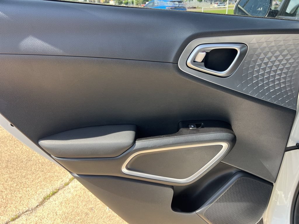 Used 2025 Kia Soul S FWD image 18