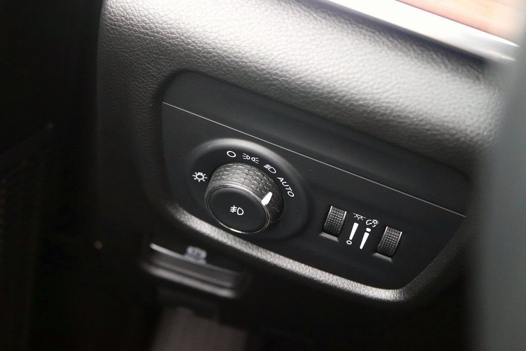Used 2025 Jeep Grand Cherokee Summit AWD/4WD image 26