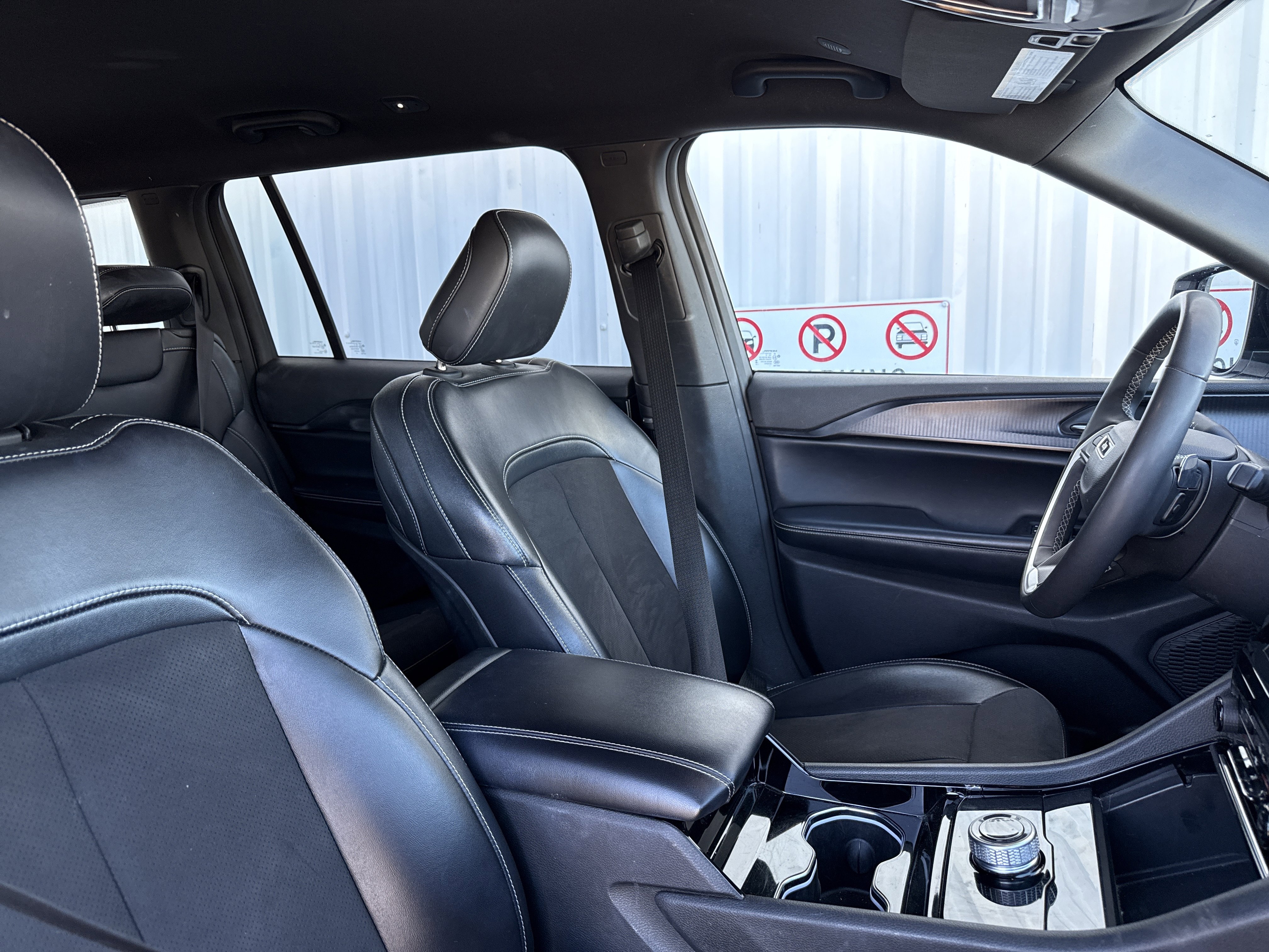 Used 2023 Jeep Grand Cherokee L Laredo image 44