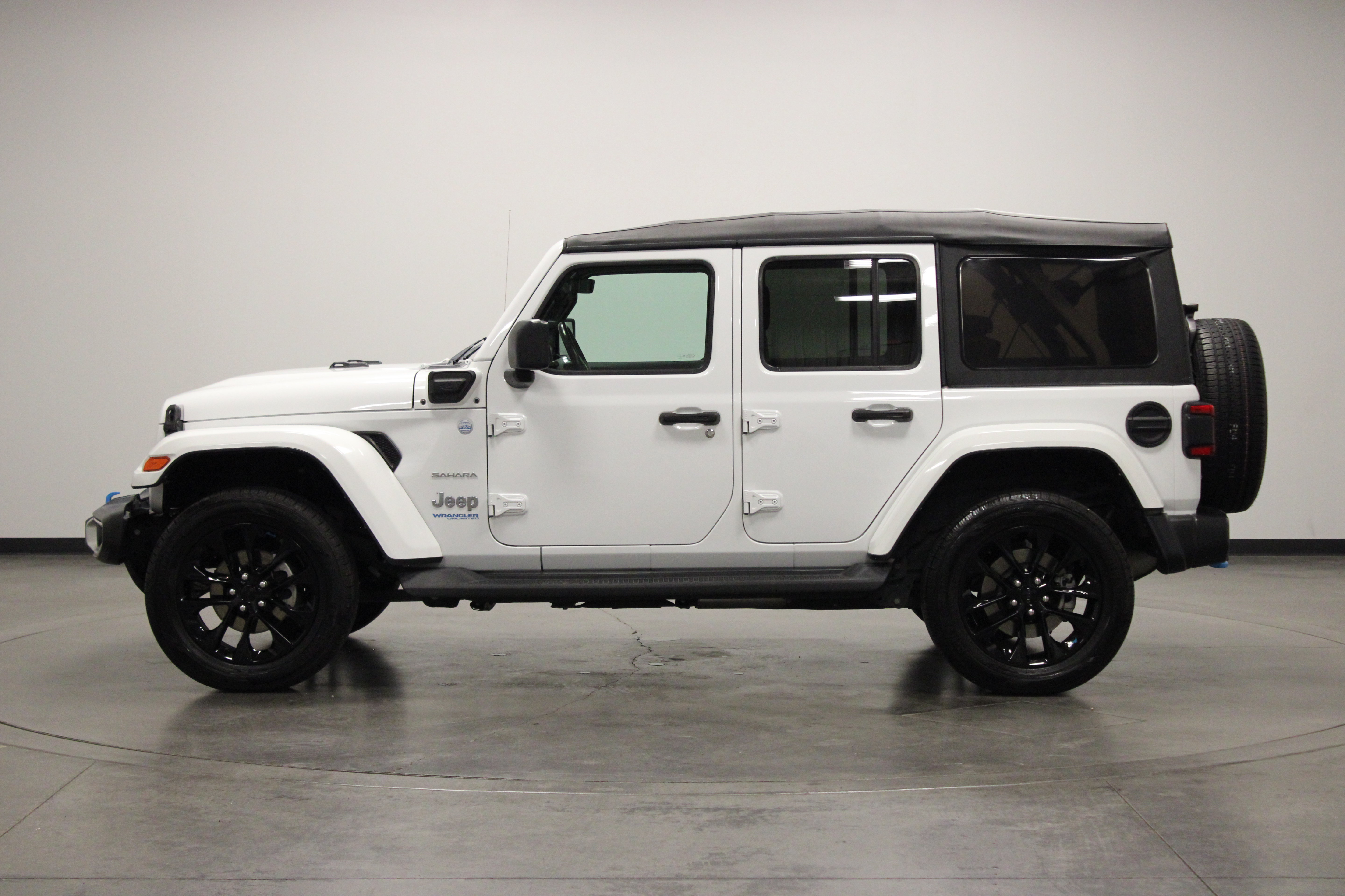 Used 2022 Jeep Wrangler Unlimited Sahara w/ Cold Weather Group AWD/4WD image 5