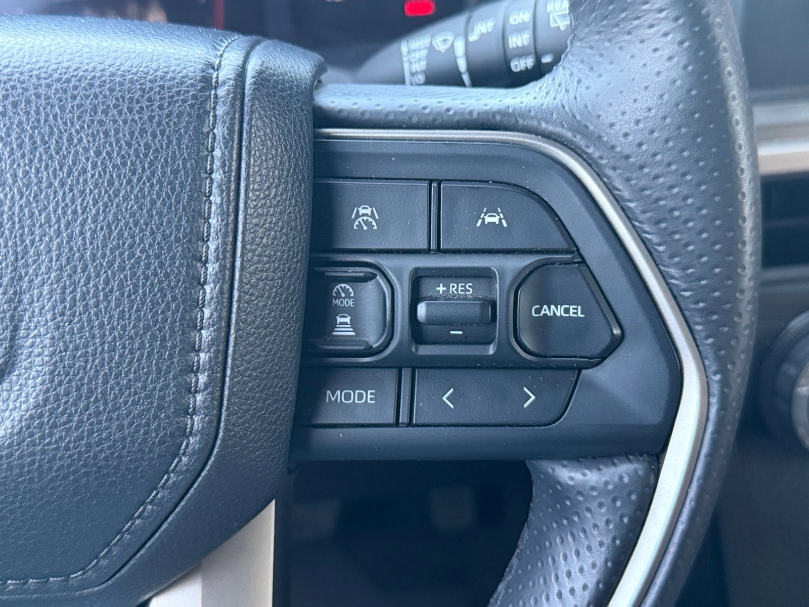 Used 2025 Toyota 4Runner SR5 AWD/4WD image 25