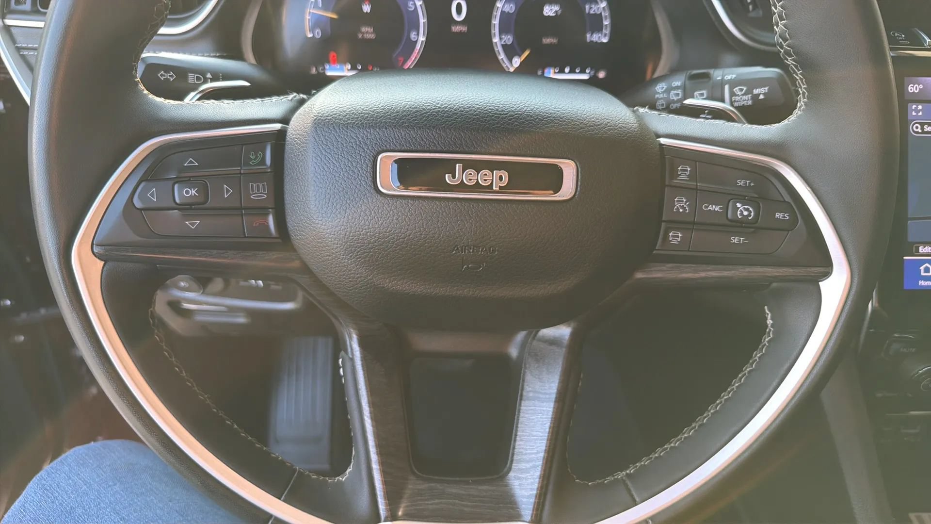 Used 2023 Jeep Grand Cherokee L Limited AWD/4WD image 25