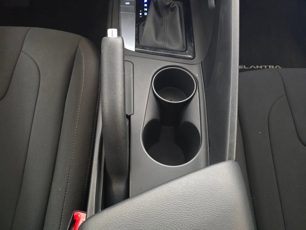 Used 2025 Hyundai Elantra SE FWD image 22