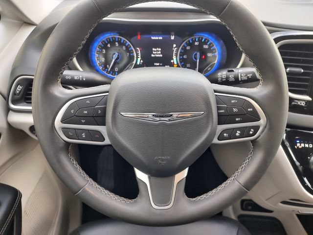 Used 2023 Chrysler Pacifica Touring-L FWD image 11