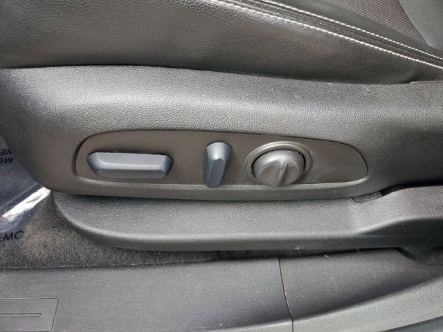 Used 2023 GMC Terrain SLT image 25