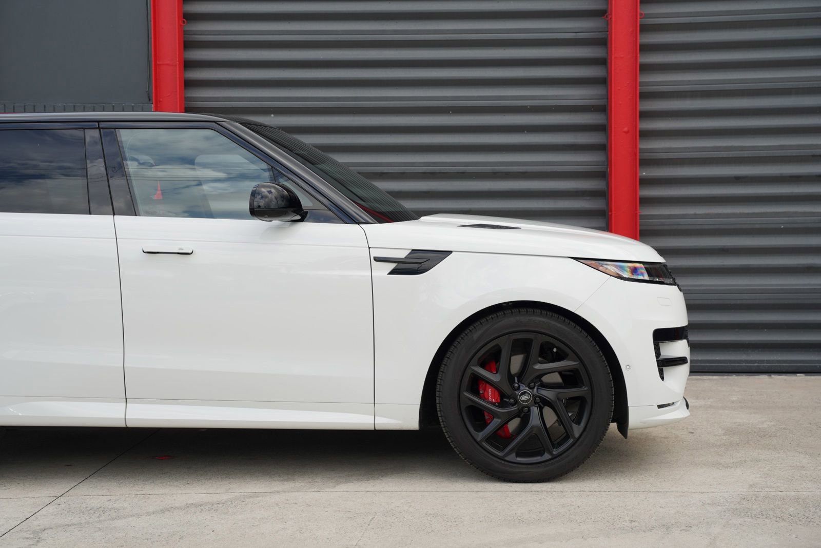 Used 2023 Land Rover Range Rover Sport SE Dynamic AWD/4WD image 2