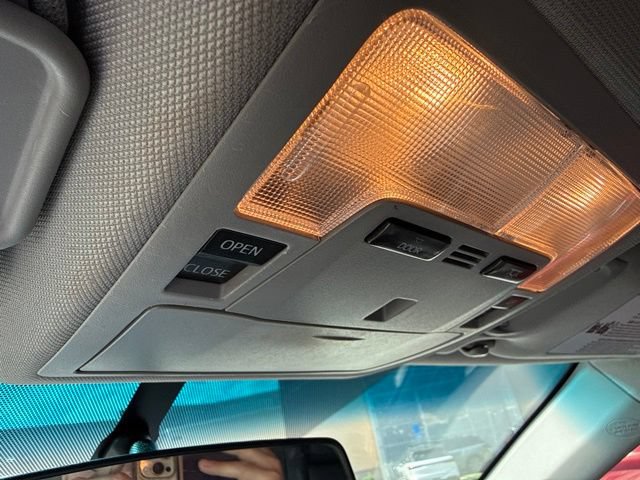 Used 2016 Toyota Camry SE w/ Moonroof Package FWD image 3