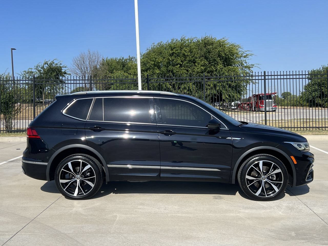 Used 2024 Volkswagen Tiguan SEL R-Line AWD/4WD image 3