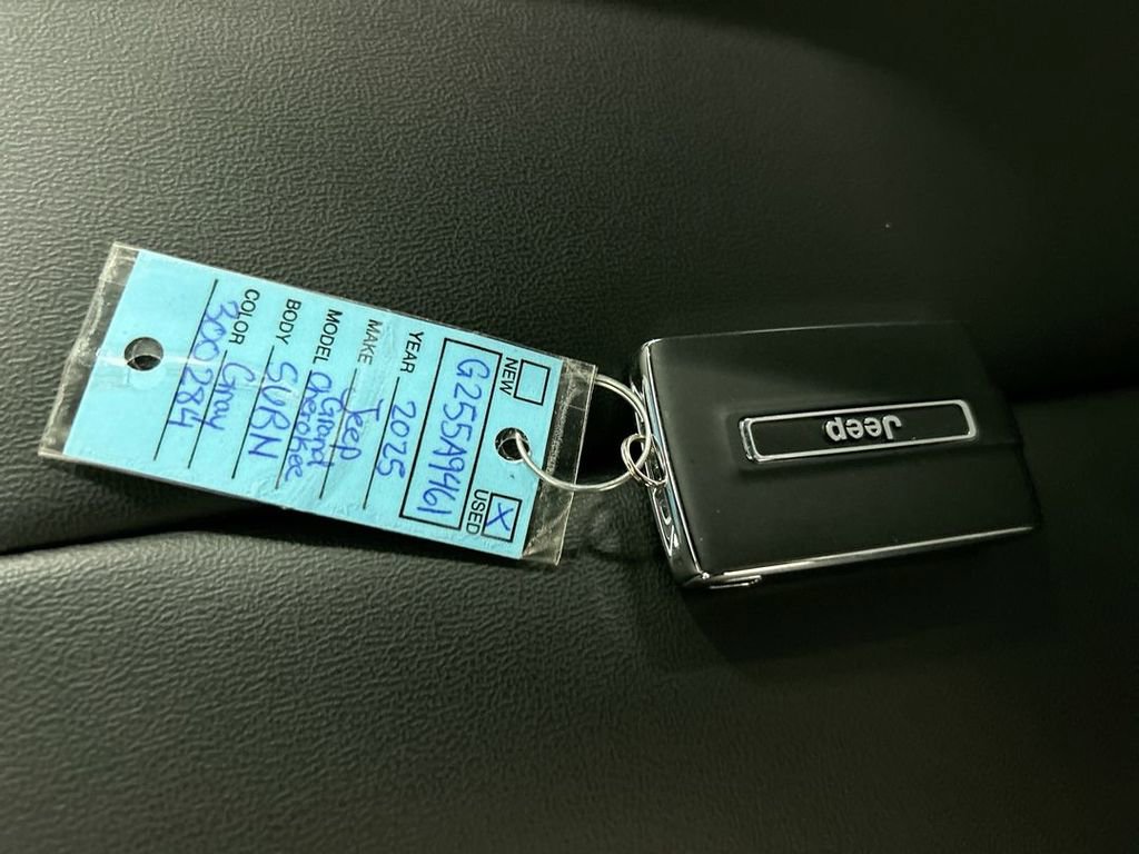 Used 2025 Jeep Grand Cherokee Limited w/ Black Appearance Package image 12