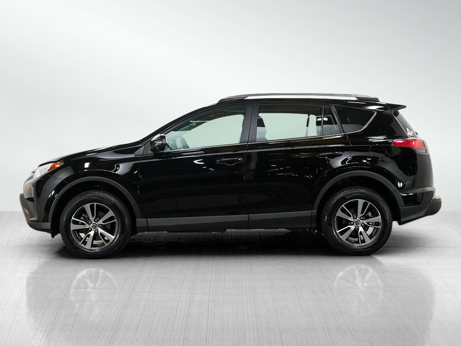 Used 2018 Toyota RAV4 XLE w/ Plus Extra Value Package AWD/4WD image 2