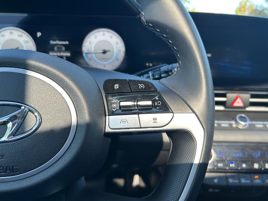 Used 2023 Hyundai Elantra Limited image 18