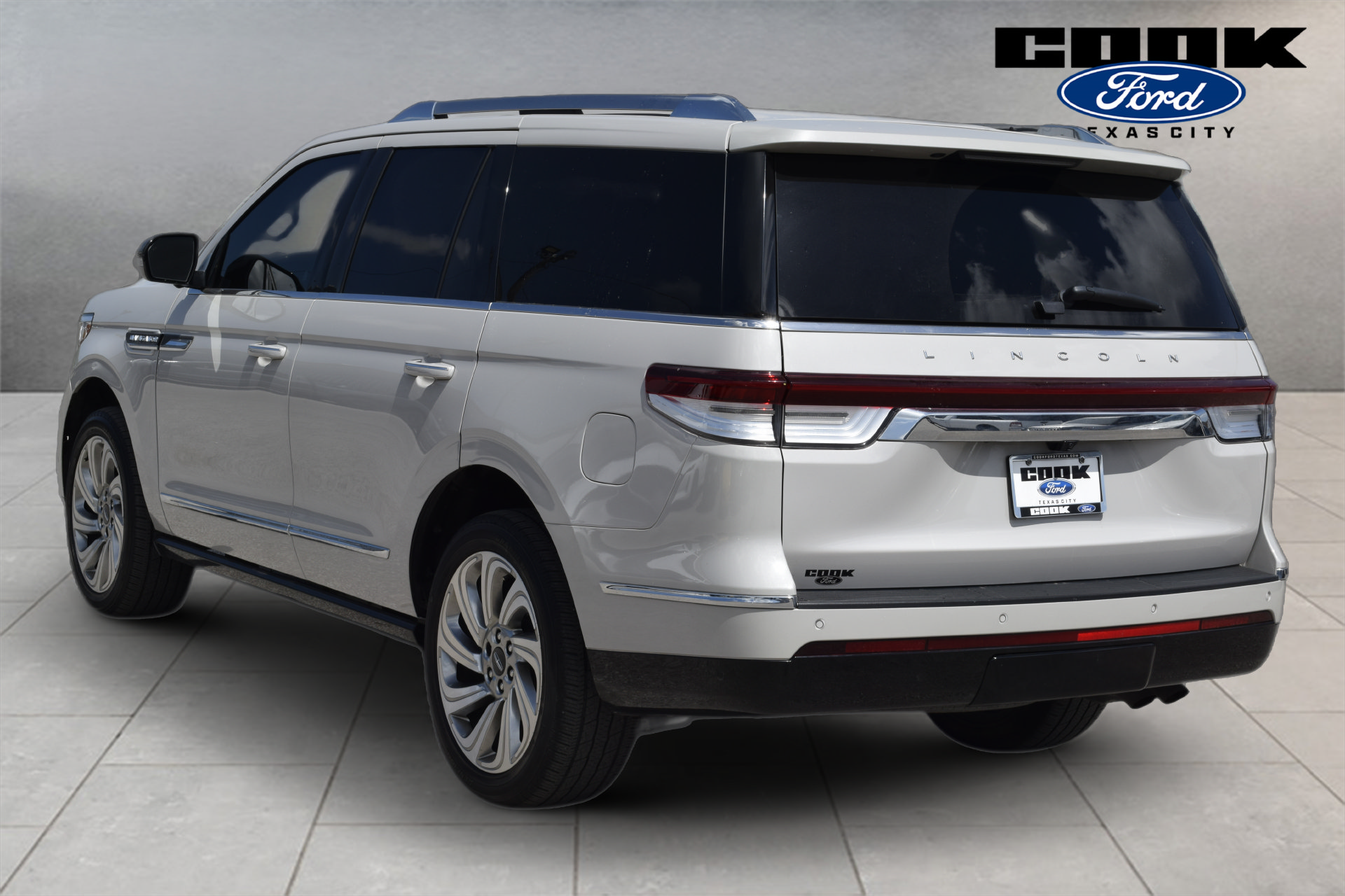Used 2023 Lincoln Navigator Reserve RWD image 4